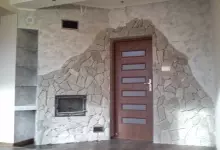 drzwi w ścianie wykończonej kamieniem